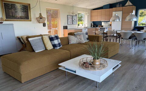 Berta - 70M to the Fjord: Mobilia, Interior Design, Divano, Pavimentazione, Pavimento, Legna, Soggiorno, Pavimento In Legno, Tavolo, Sedia