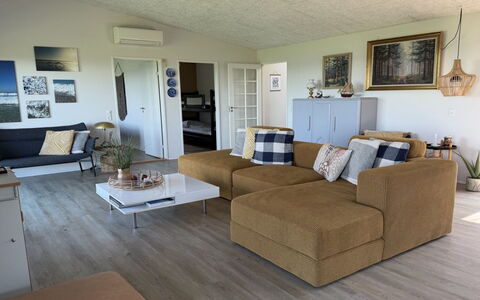 Berta - 70M to the Fjord: Mobilia, Divano, Interior Design, Pavimentazione, Pavimento, Soggiorno, Legna, Appartamento, Camera