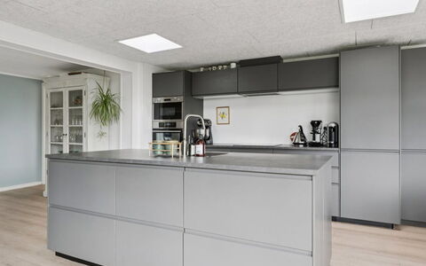 Byrial - 600M from the Sea: Cucina, Pavimentazione, Cabinetry, Controsoffitto, Interior Design, Elettrodomestico Da Cucina, Soffitto, Pavimento, Apparecchio Major, Mobilia