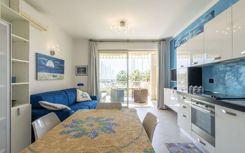 Blue Moon: Proprietà, Mobilia, Cabinetry, Costruzione, Blu, Controsoffitto, Casa, Interior Design, Cassetto, Sedia