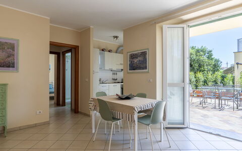 Clara: Tavolo, Proprietà, Mobilia, Azzurro, Sedia, Legna, Soggiorno, Interior Design, Pavimentazione, Pavimento