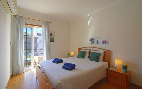 Sunny Beach Diamond: Mobilia, Proprietà, Comfort, Finestra, Azzurro, Costruzione, Legna, Shade, Interior Design
