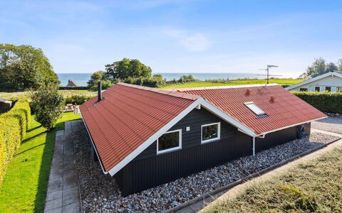 Algut - 75M from the Sea: Tetto, Casa, Lotto, Casa, Villetta, Estate, Edifici Giardino, Shade, Log Cabin, Landscaping
