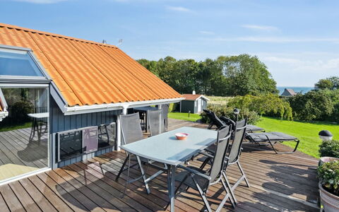 Algut - 75M from the Sea: Tetto, Casa, Lotto, Casa, Villetta, Estate, Edifici Giardino, Shade, Log Cabin, Landscaping