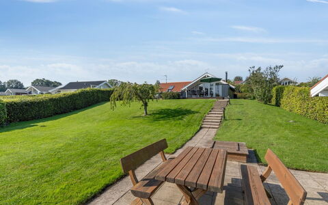 Algut - 75M from the Sea: Tetto, Casa, Lotto, Casa, Villetta, Estate, Edifici Giardino, Shade, Log Cabin, Landscaping