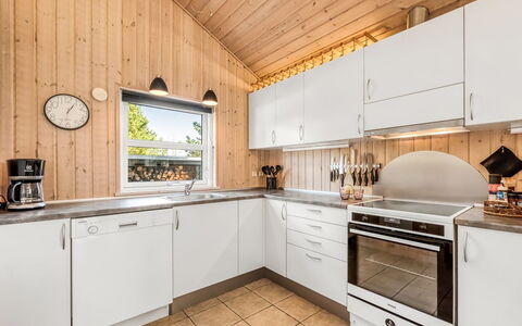 Rekke - 300M to the Fjord: Legna, Cucina, Soffitto, Elettrodomestico Da Cucina, Interior Design, Controsoffitto, Apparecchio Major, Pavimentazione, Casa, Cabinetry