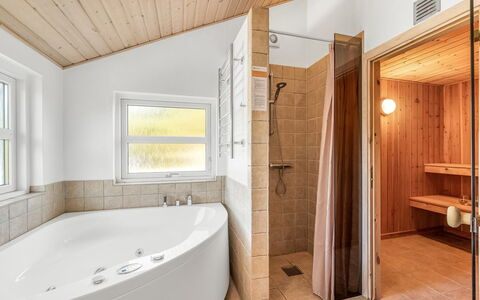 Rekke - 300M to the Fjord: Pavimentazione, Interior Design, Pavimento, Idraulico Fixture, Soffitto, Legna, Bagno, Vasca Da Bagno, Idraulico, Illuminazione