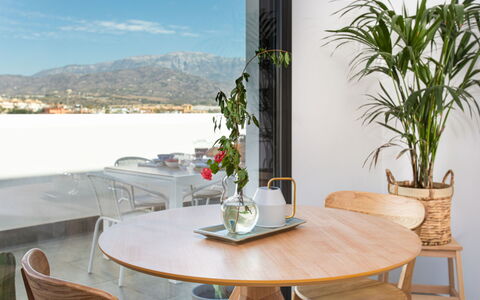 Maroma: Tavolo, Mobilia, Pianta, Proprietà, Sedia, Vaso Di Fiori, Cielo, Acqua, Fiore, Interior Design