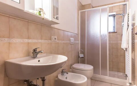 Villa Le Ripe - Gambassi Terme, Toscana: Marrone, Rubinetto, Idraulico Fixture, Lavello, Lavandino Del Bagno, Proprietà, Bagno, Viola, Interior Design, Legna