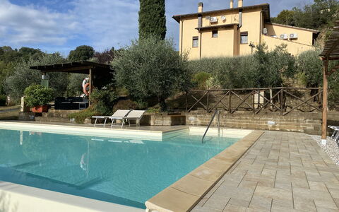 Villa Le Ripe - Gambassi Terme, Toscana: Acqua, Cielo, Costruzione, Nube, Azzurro, Albero, Piscina, Pianta, Shade, Zona Residenziale