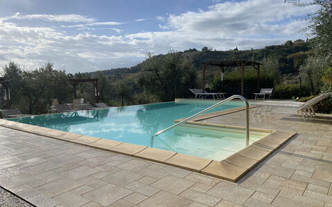 Villa Le Ripe - Gambassi Terme, Toscana: Acqua, Nube, Cielo, Risorse Idriche, Piscina, Rettangolo, Mobili Da Esterno, Albero, Shade, Pianta