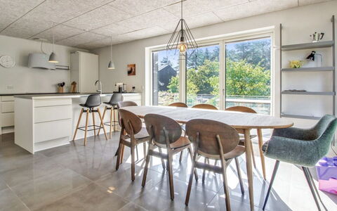 Razmo - 2.5Km from the Sea: Soffitto, Pavimentazione, Interior Design, Pavimento, Materiale Composito, Mobilia, Ricorrere, Hotel, Design, Illuminazione Diurna
