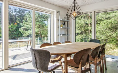 Razmo - 2.5Km from the Sea: Soffitto, Pavimentazione, Interior Design, Pavimento, Materiale Composito, Mobilia, Ricorrere, Hotel, Design, Illuminazione Diurna