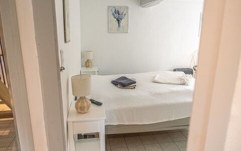 Arnora - 48Km from the Sea: Mobilia, Letto, Camera Da Letto, Pavimento, Interior Design, Lenzuolo, Bedding, Pavimentazione, Camera, Biancheria