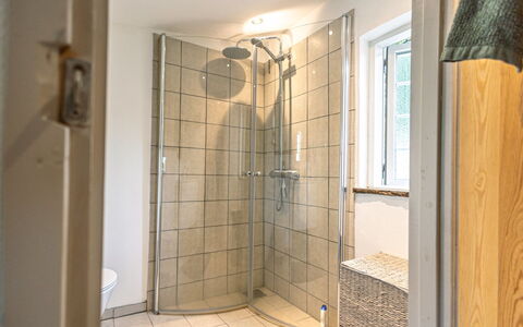 Arnora - 48Km from the Sea: Pavimentazione, Idraulico Fixture, Pavimento, Bagno, Interior Design, Idraulico, Soffitto, Materiale Composito, Doccia, Camera