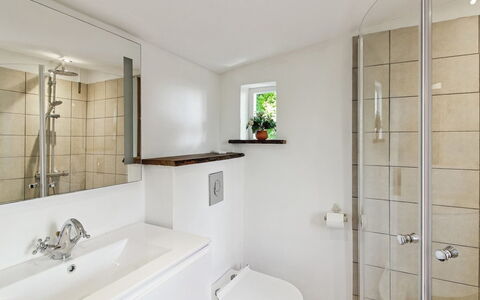 Arnora - 48Km from the Sea: Bagno, Idraulico Fixture, Interior Design, Pavimentazione, Lavandino Del Bagno, Lavello, Rubinetto, Pavimento, Gabinetto, Vasca Da Bagno
