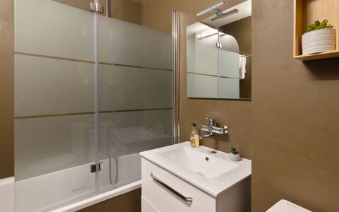 Davos 280: Bagno, Idraulico Fixture, Parete, Pavimentazione, Interior Design, Mobiletto Del Bagno, Cabinetry, Pavimento, Lavandino Del Bagno, Specchio