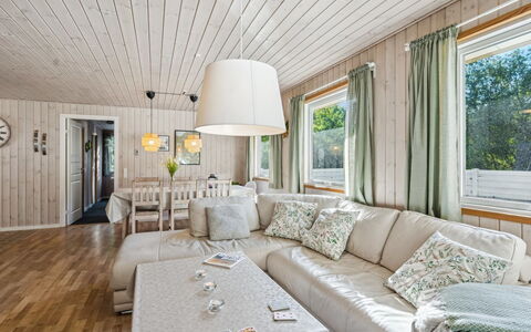 Viljo - 30Km from the Sea: Legna, Interior Design, Soffitto, Mobilia, Casa, Pavimentazione, Divano, Pavimento, Soggiorno, Camera