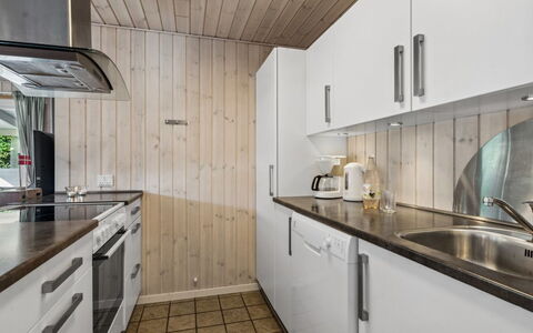 Viljo - 30Km from the Sea: Pavimentazione, Cucina, Legna, Controsoffitto, Interior Design, Soffitto, Pavimento, Elettrodomestico Da Cucina, Apparecchio Major, Cabinetry