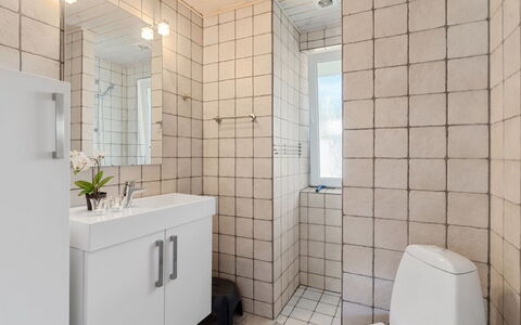 Viljo - 30Km from the Sea: Parete, Pavimentazione, Idraulico Fixture, Bagno, Pavimento, Interior Design, Gabinetto, Toilet Seat, Idraulico, Piastrella