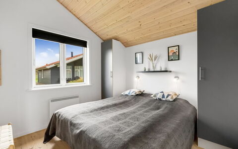 Sylwia - from the Sea: Legna, Interior Design, Camera Da Letto, Soffitto, Letto, Casa, Pavimento, Mobilia, Pavimentazione, Telaio Del Letto