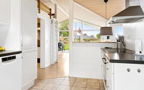 Thjodulf - 300M from the Sea: Pavimentazione, Cucina, Interior Design, Pavimento, Mobilia, Controsoffitto, Legna, Soffitto, Cabinetry, Pavimento In Legno