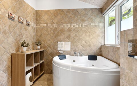 Thjodulf - 300M from the Sea: Idraulico Fixture, Pavimentazione, Interior Design, Pavimento, Bagno, Vasca Da Bagno, Soffitto, Idraulico, Piastrella, Rubinetto