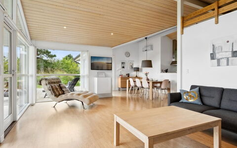 Thjodulf - 300M from the Sea: Pavimentazione, Interior Design, Pavimento, Pavimento In Legno, Legna, Soffitto, Mobilia, Soggiorno, Pavimento Laminato, Divano
