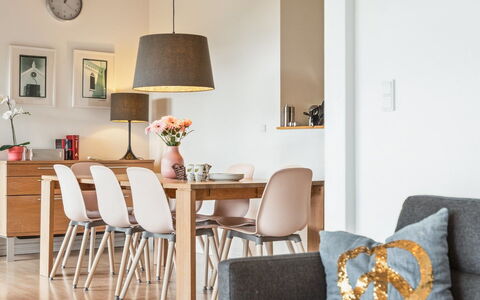 Thjodulf - 300M from the Sea: Mobilia, Interior Design, Pavimentazione, Legna, Pavimento, Sedia, Cucina & Sala Da Pranzo Tavolo, Tavolo, Camera, Sala Da Pranzo
