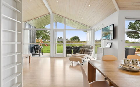 Thjodulf - 300M from the Sea: Soffitto, Pavimentazione, Interior Design, Pavimento, Soggiorno, Camera, Pavimento In Legno, Sedia, Latifoglie