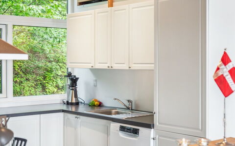 Thjodulf - 300M from the Sea: Cucina, Elettrodomestico Da Cucina, Interior Design, Controsoffitto, Cabinetry, Mobilia, Legna, Pavimentazione, Apparecchio Major, Credenza