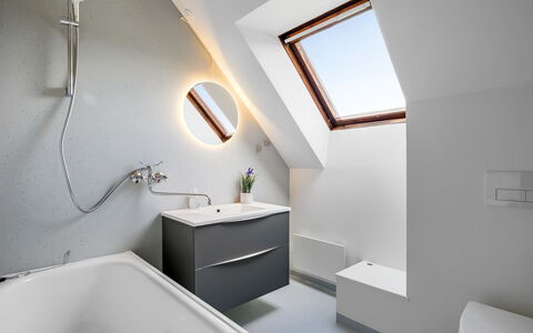 Othinkarl - 1Km from the Sea: Idraulico Fixture, Interior Design, Pavimentazione, Soffitto, Pavimento, Bagno, Rubinetto, Idraulico, Lavello, Lampada
