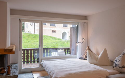 Pontresina 15: Mobilia, Costruzione, Comfort, Finestra, Tavolo, Legna, Tessile, Shade, Cuscino