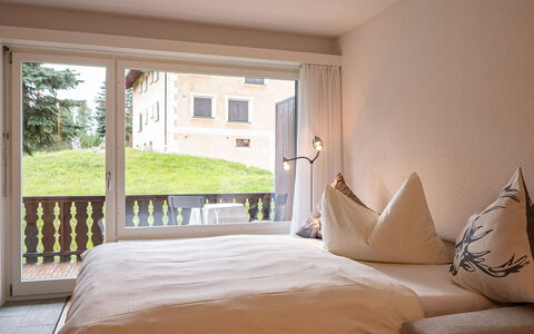 Pontresina 15: Mobilia, Proprietà, Pianta, Costruzione, Comfort, Finestra, Legna, Tessile, Interior Design, Shade