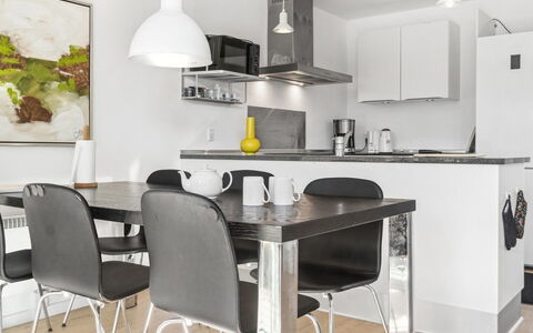Sophy - 150M from the Sea: Mobilia, Interior Design, Pavimentazione, Legna, Pavimento, Soffitto, Pavimento In Legno, Sedia, Tavolo, Illuminazione