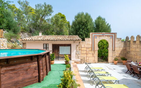 Sa Bisbal: Pianta, Cielo, Proprietà, Mobilia, Tavolo, Shade, Sedia, Costruzione, Albero, Architettura