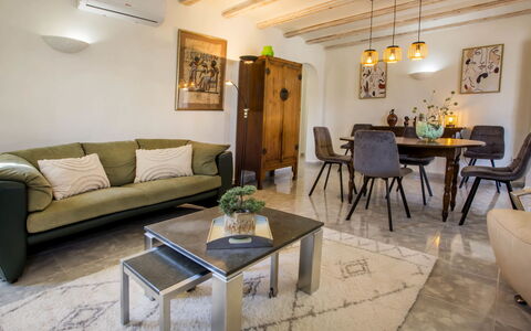 Villa Passera: Tavolo, Mobilia, Proprietà, Cornice, Divano, Soggiorno, Pavimentazione, Interior Design, Pavimento, Divano Letto