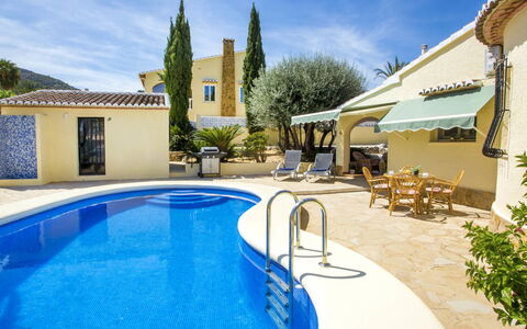 Villa Passera: Acqua, Nube, Cielo, Pianta, Piscina, Blu, Shade, Mobili Da Esterno, Tempo Libero, Albero