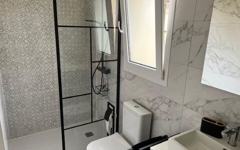 Villa Passera: Proprietà, Idraulico Fixture, Rubinetto, Bianca, Lavello, Lavandino Del Bagno, Interior Design, Bagno, Architettura, Pavimento