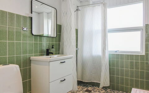 Skyler - 400M from the Sea: Pavimentazione, Parete, Idraulico Fixture, Pavimento, Interior Design, Bagno, Idraulico, Piastrella, Gabinetto, Lavello