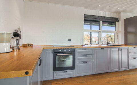 Skyler - 400M from the Sea: Pavimentazione, Cucina, Cabinetry, Legna, Controsoffitto, Interior Design, Elettrodomestico Da Cucina, Pavimento, Cassetto, Mobilia