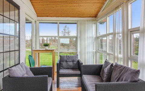 Skyler - 400M from the Sea: Mobilia, Legna, Interior Design, Pavimentazione, Pavimento, Soffitto, Portico, Sedia, Casa, Divano
