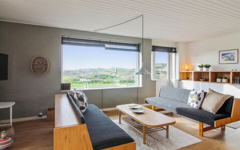 Skyler - 400M from the Sea: Mobilia, Interior Design, Pavimentazione, Divano, Pavimento, Soggiorno, Soffitto, Camera, Illuminazione, Casa