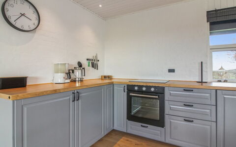 Skyler - 400M from the Sea: Pavimentazione, Cabinetry, Legna, Cucina, Controsoffitto, Interior Design, Pavimento, Elettrodomestico Da Cucina, Cassetto, Mobilia