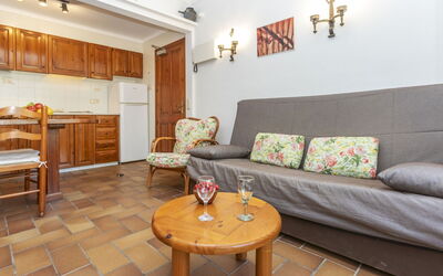 Melis Ii M7 Playa de Pals 750.7: Mobilia, Pavimentazione, Interior Design, Pavimento, Camera, Pianta Della Casa, Cabinetry, Color Legno, Sedia, Soggiorno