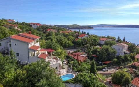 Crikvenica Jadranovo 180: Pianta, Cielo, Costruzione, Finestra, Azzurro, Porta, Lotto, Casa, Albero