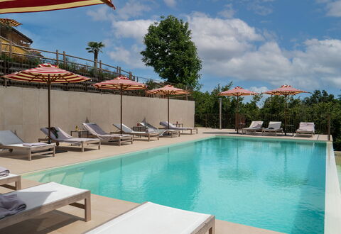 Casa Gallo - Roero - Langhe, Piemonte: Acqua, Cielo, Nube, Proprietà, Piscina, Pianta, Bandiera, Albero, Shade, Mobili Da Esterno