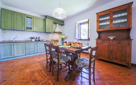 Villa Niccone: Mobilia, Tavolo, Cabinetry, Legna, Sedia, Illuminazione, Interior Design, Controsoffitto, Cucina, Pavimentazione