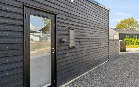Harrieth - 300M from the Sea: Tetto, Casa, Porta, Villetta, Shade, Raccordo, Cortile, Estate, Backyard