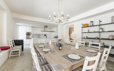Villa Aso: Tavolo, Mobilia, Proprietà, Sedia, Legna, Cornice, Illuminazione, Cucina, Interior Design, Divano